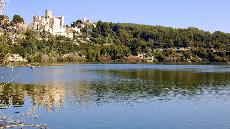 Aigua entre vinyes i castells