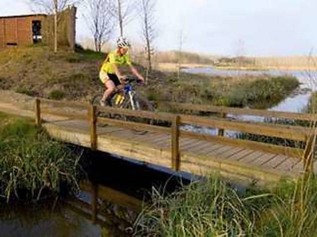 Pont de fusta que voreja l’aiguamoll de Sils Pont de fusta que voreja l’aiguamoll de Sils