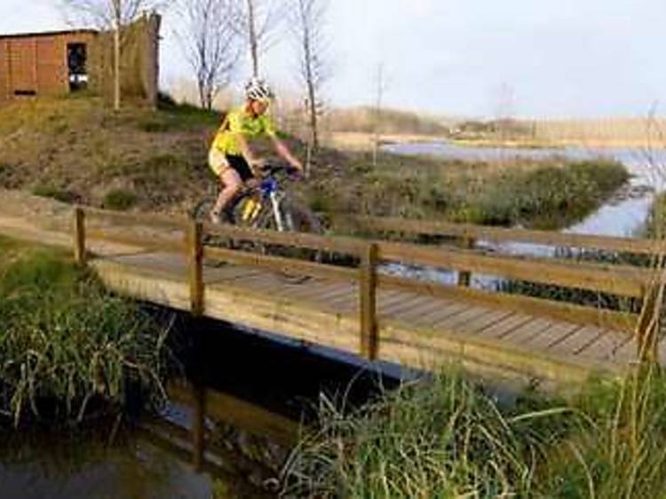 Pedalant per l'estany de Sils