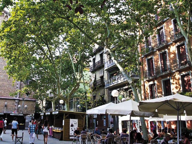 Fer unes cerveses per les places de Gràcia