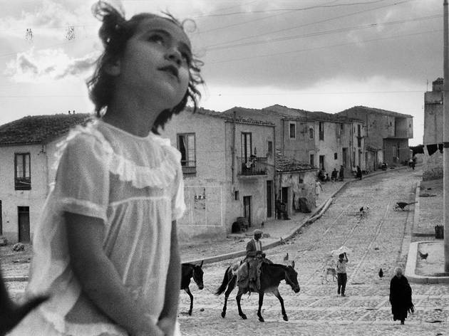 (Sergio Larrain, 'Rue principale de Corleone', Sicile, 1959 / © Sergio Larrain/Magnum Photo)