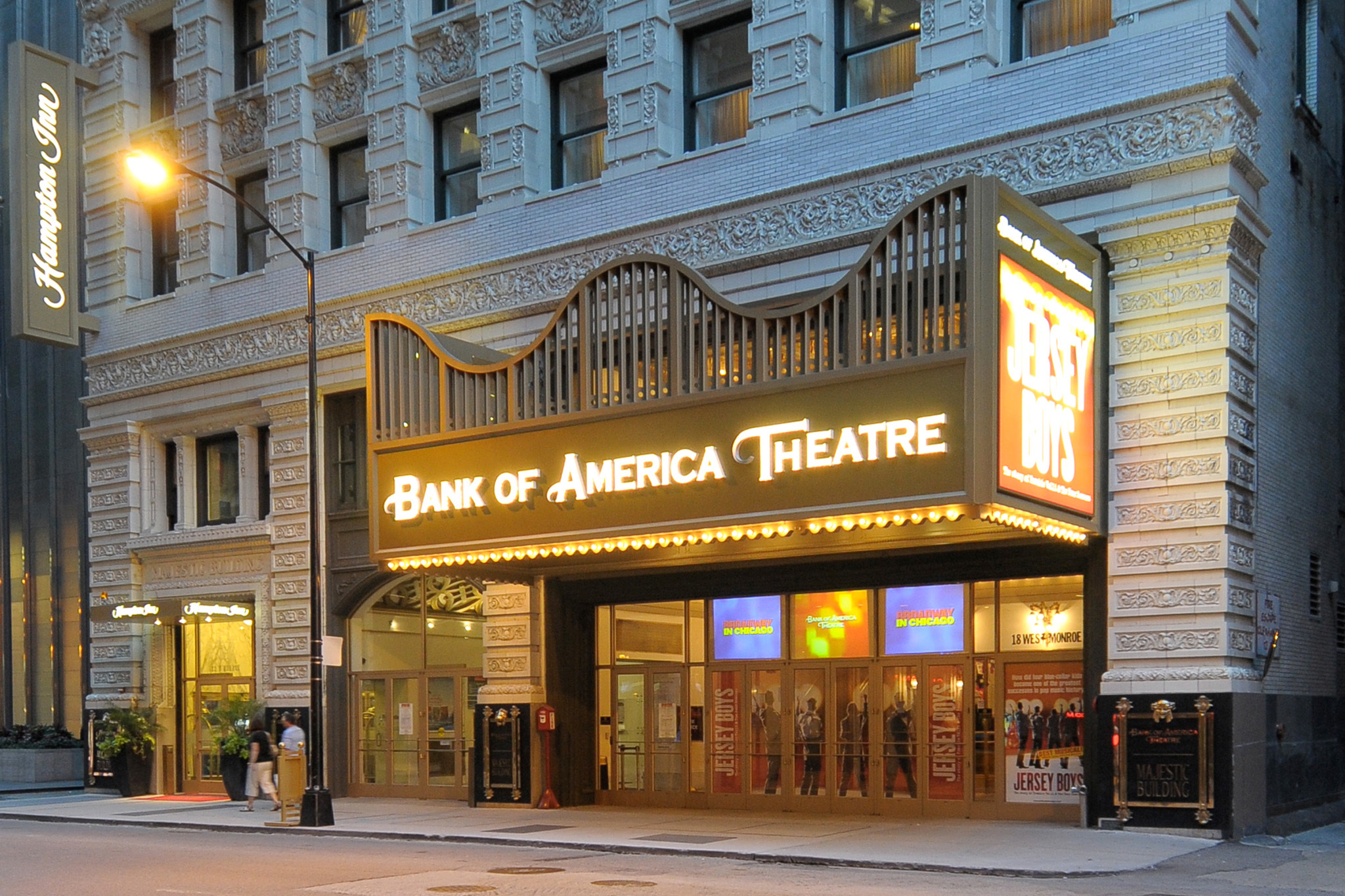 Travel theater. Бродвейский театр Чикаго. Театр метрополитен опера в Нью-Йорке. Театры с США здание. American Ballet Theatre здание.