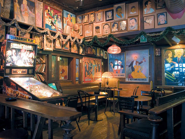 Our Guide To The Most Legendary Dive Bars In Chicago