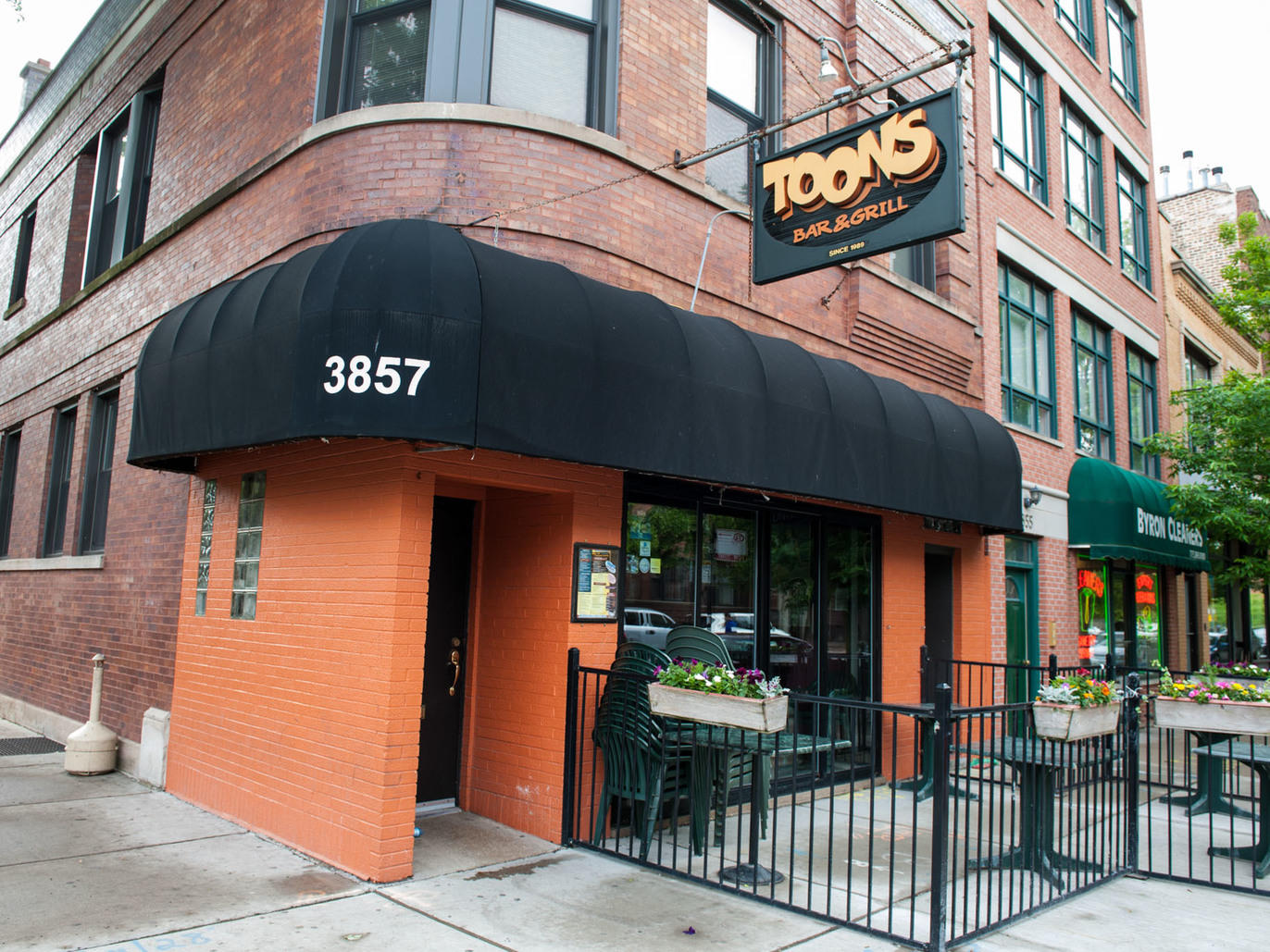 Best bars in Lakeview, with karaoke, craft beer and more