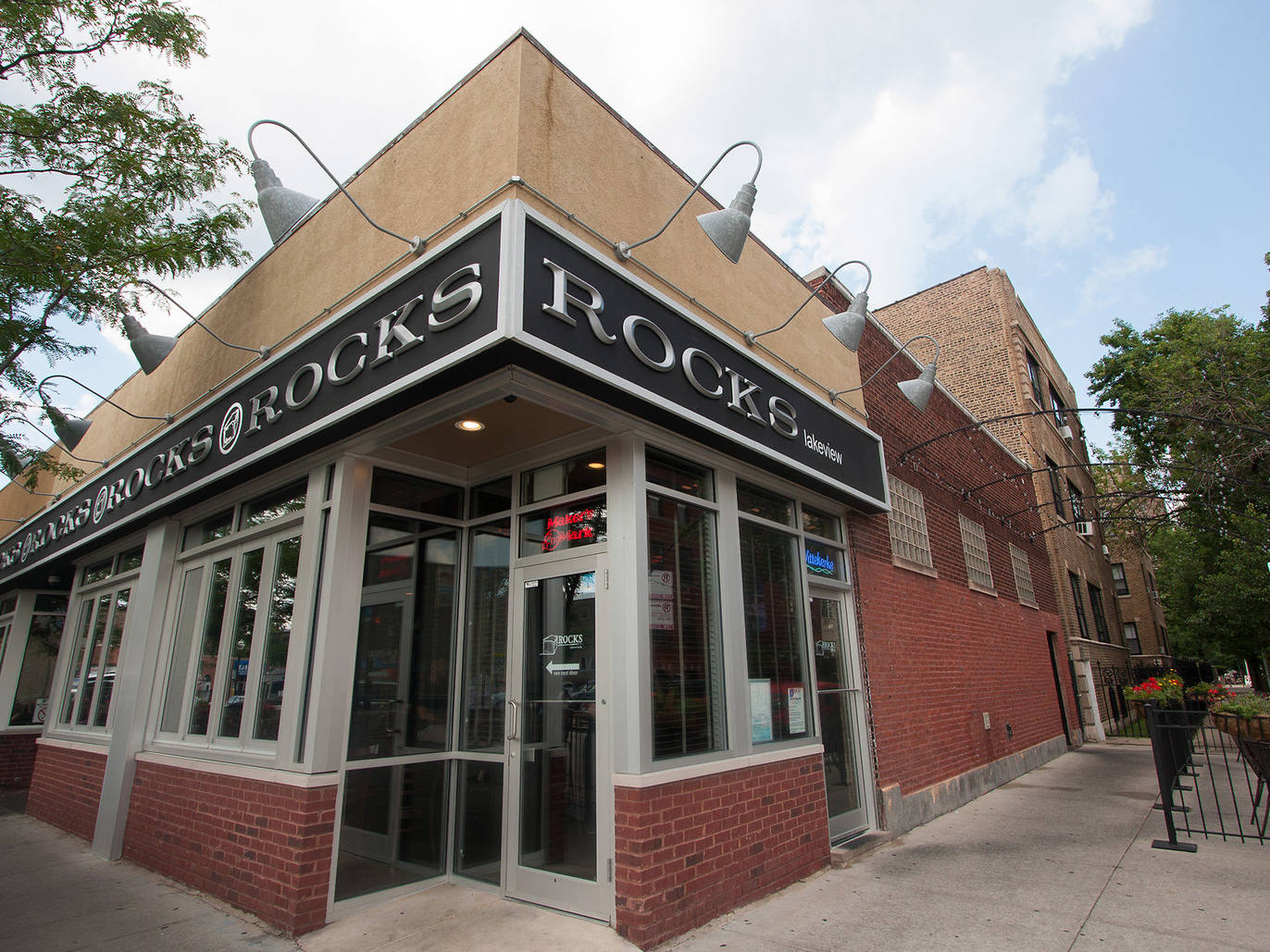 Best bars in Lakeview, with karaoke, craft beer and more