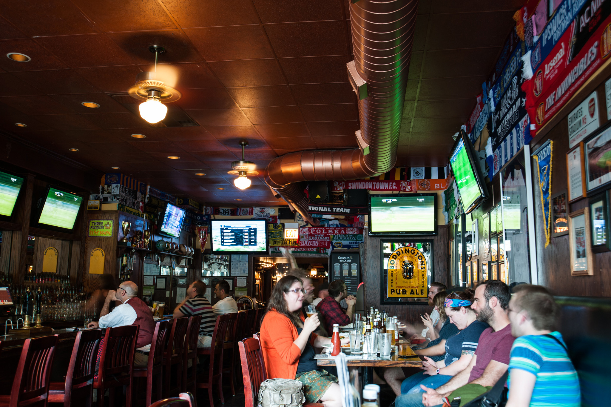 Great Chicago Sports Bars to Watch Football and Other Games