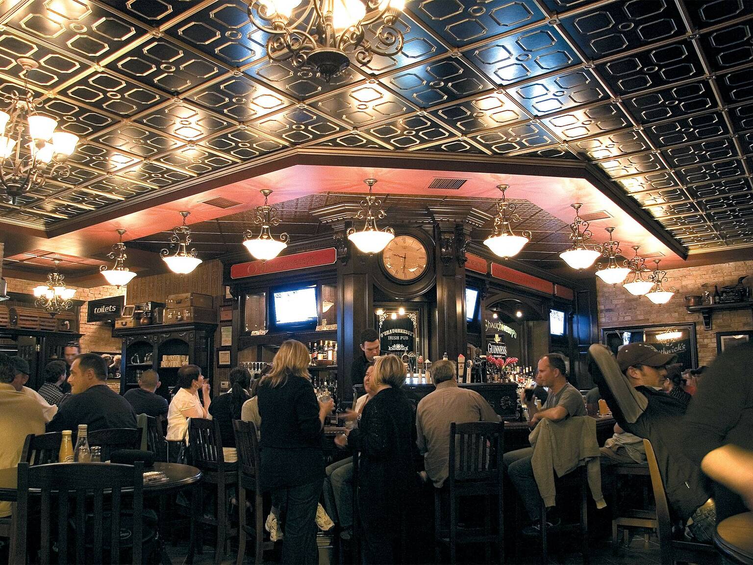 22 Best Irish Pubs & Bars in Chicago for Irish Beer and Whiskey