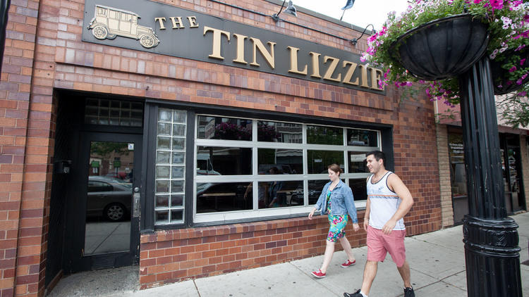 See a turtle race at Tin Lizzie