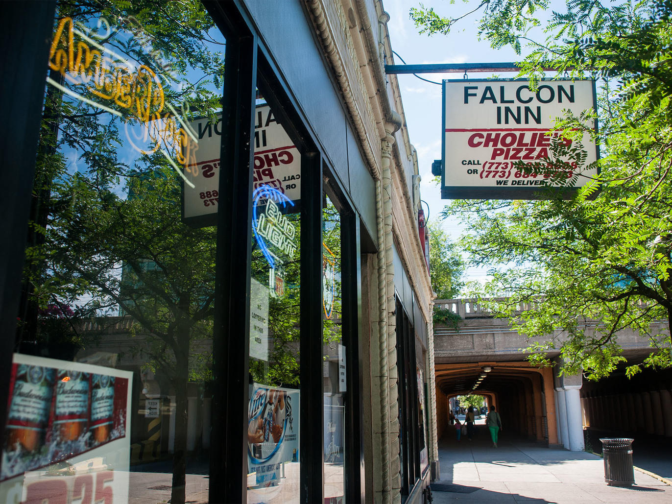 Hyde Park bars offer nightlife and entertainment