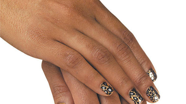 245.x600.get.nails.Beyonce.tight.jpg