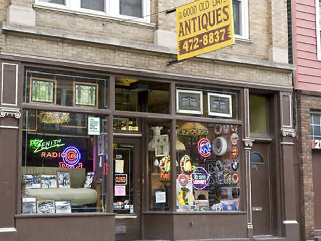 Antique shopping in Roscoe Village Antique shopping in Roscoe Village