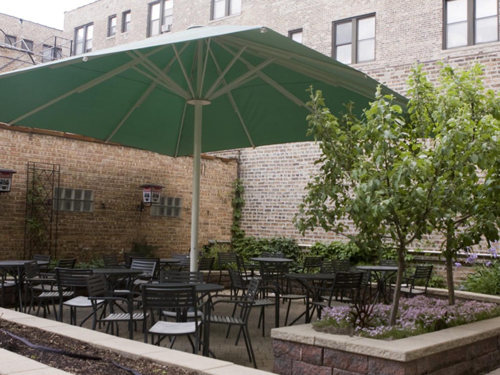 Best Outdoor Bars and Patios in Chicago for Alfresco Drinking