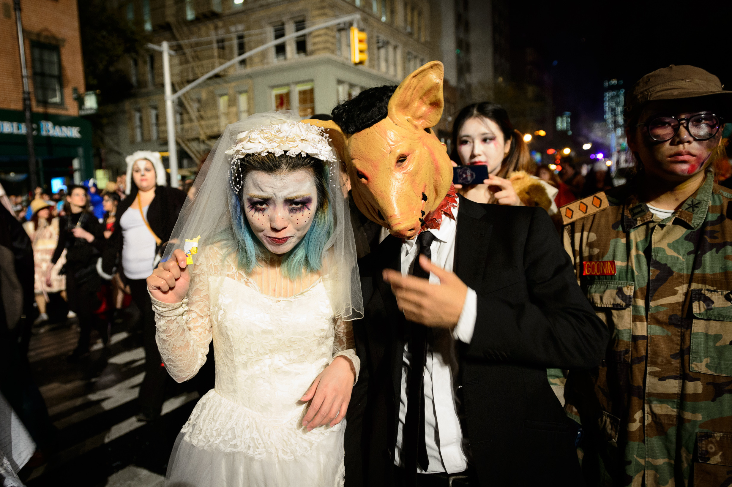 Какого хэллоуин. The Village Halloween Parade. Хэллоуин вечеринка Америка. Костюмы на Хэллоуин в Америке. Костюм на Хэллоуин в России.