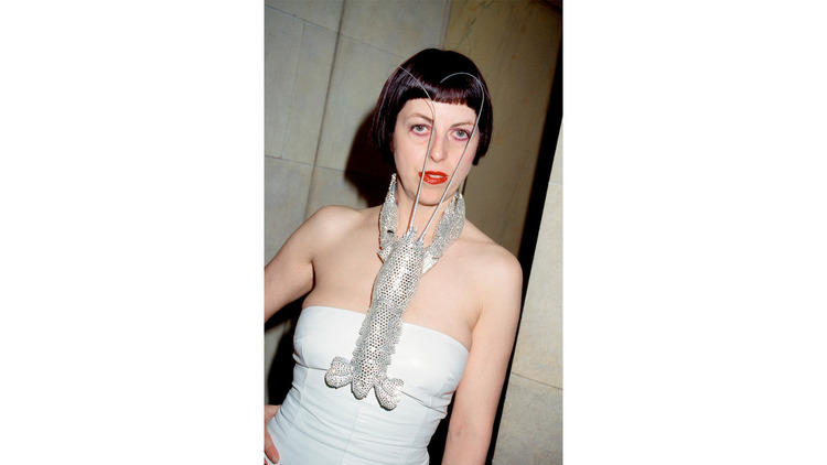 Isabella Blow at the American Embassy in Paris, 1998 (© Roxanne Lowit)