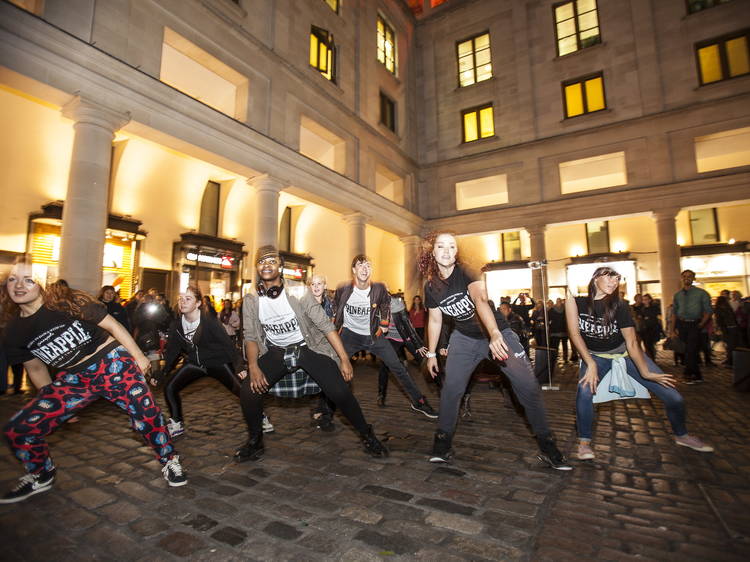 Flashmob in the piazza with Pineapple Dance Studios