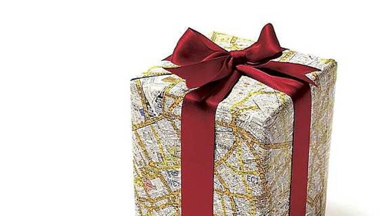 Un rouleau de papier cadeau coloré 
