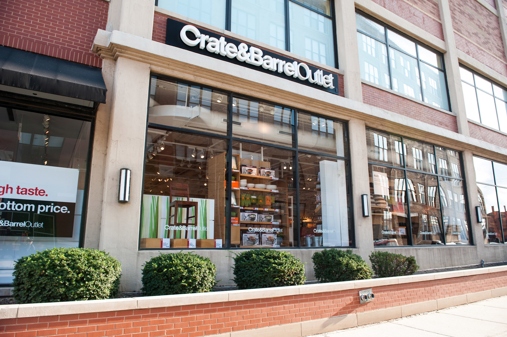 Crate and Barrel Outlet (CLOSED) | Shopping in Lincoln Park, Chicago