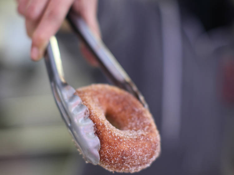 Flâner un donut à la main 