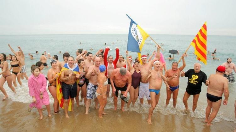 Primer baño del año en la Barceloneta