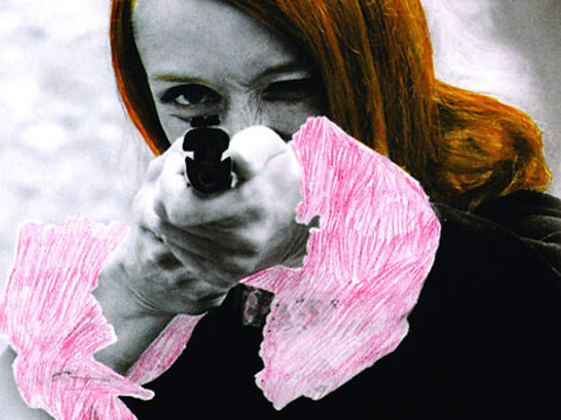 ('Niki de Saint Phalle en train de viser', 1972 / Photographie extraite du film 'Daddy' / © Peter Whitehead)