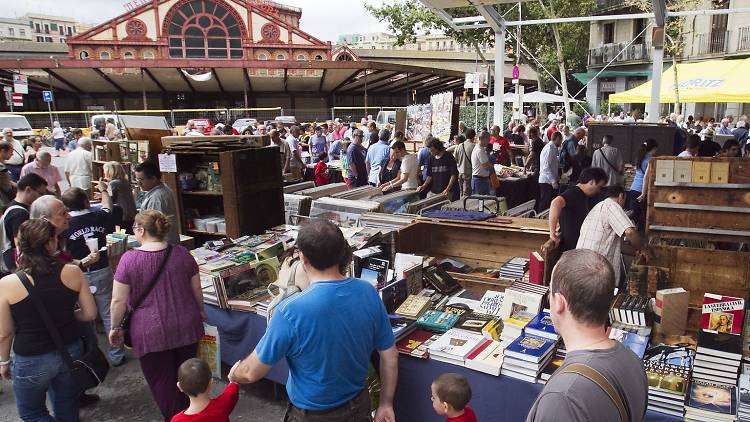 El Mercat de Sant Antoni és el mercat municipal més gran de Barcelona