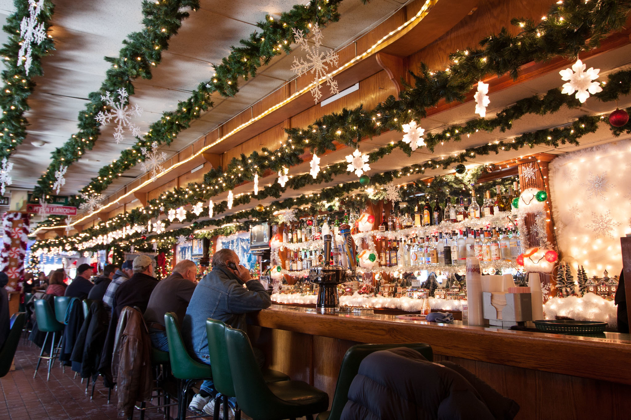 Augie's Booze and Schmooze | Bars in Lincoln Park, Chicago