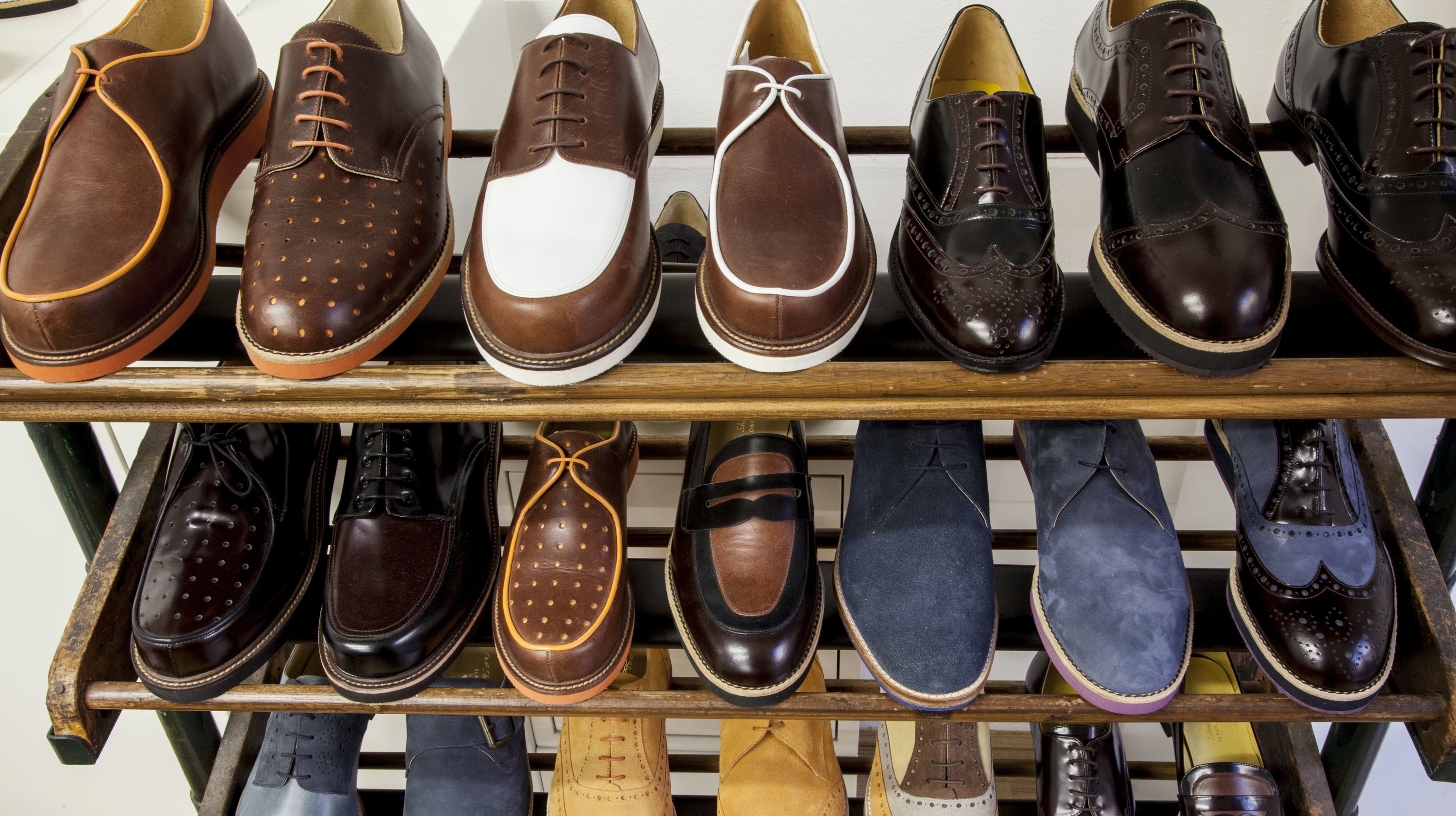 Фирма бренд обувь. Английские ботинки. Британские бренды обуви. Бразильская обувь бренды. Стильная обувь в Англии.