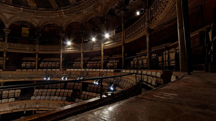 Dans un vieux théâtre