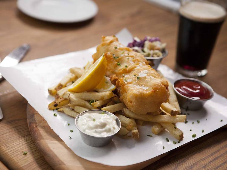 Fish and chips? Fish filmed using rock as a tool