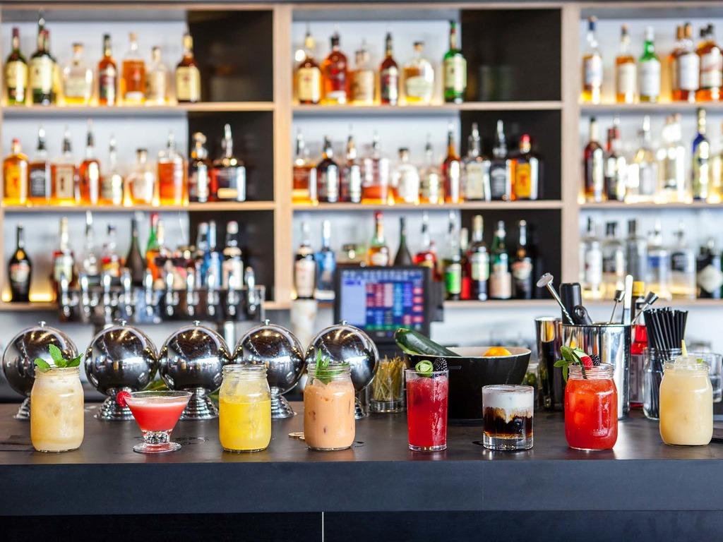 18 Best Bars in Los Angeles to Drink at in 2022