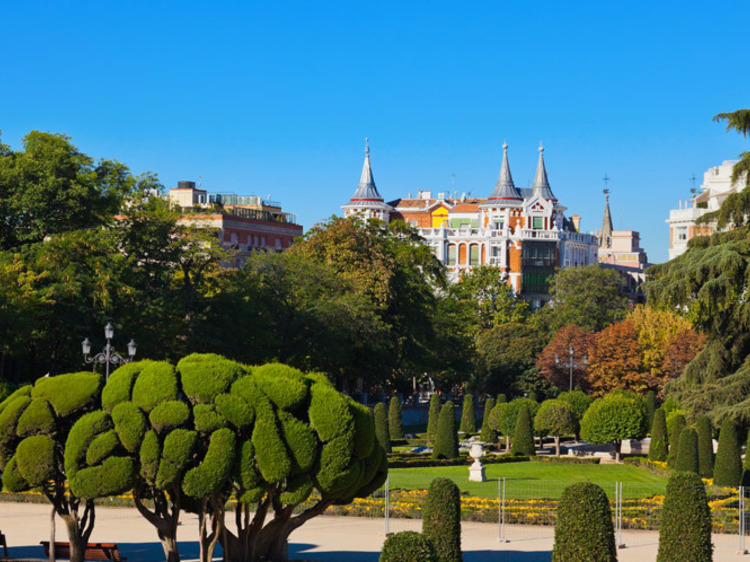 Pasea por el principal parque de Madrid en El Retiro