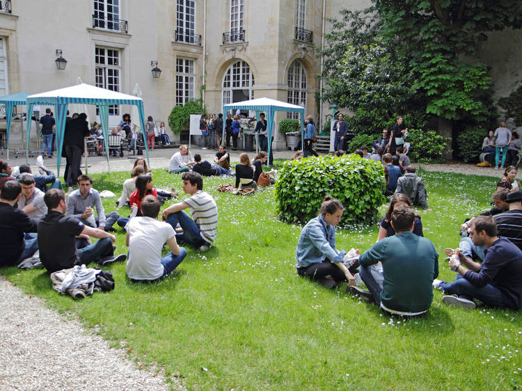 Outdoor cinema at Institut Suédois