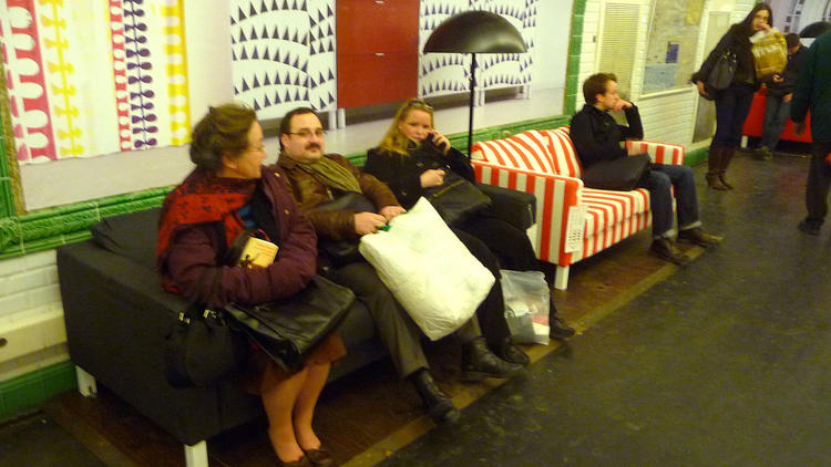 Sofas at Metro stop, Paris  (© Pascal Terjan/Flickr)