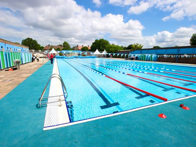 charlton lido opening times