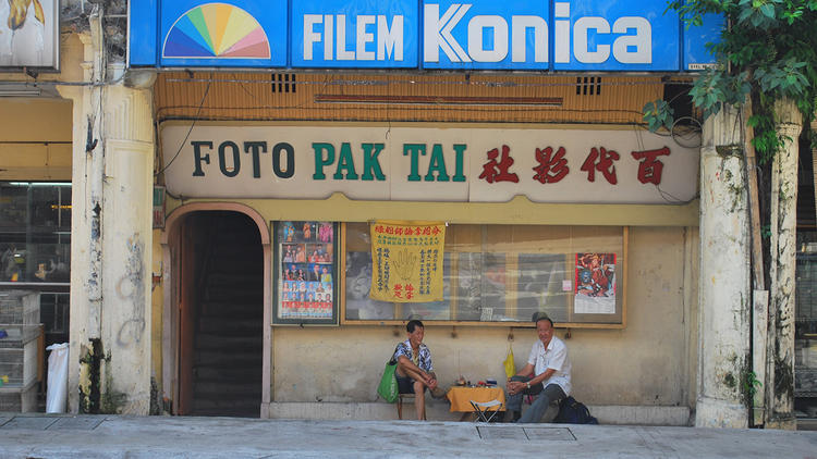 Take a period family portrait at the 60-year-old Pak Tai studio