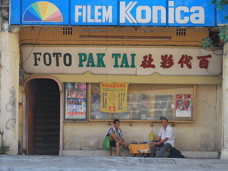 Take a period family portrait at the 60-year-old Pak Tai studio