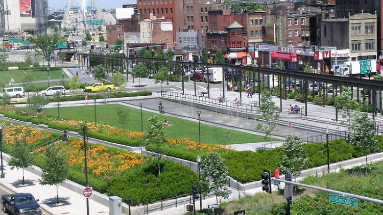 Stroll the Rose Kennedy Greenway