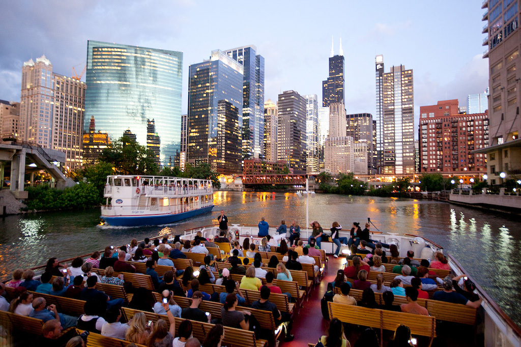 chicago architecture boat tour with alcohol