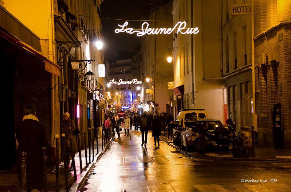 Portrait De Jeune Homme Latin Roller En Plein Air Dans La Rue