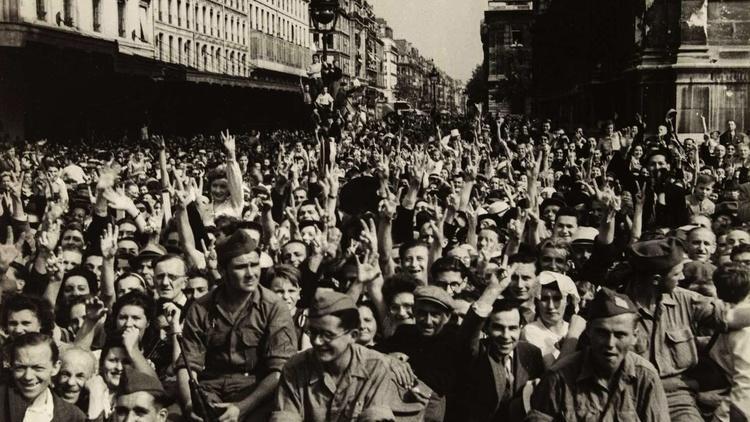 René Zuber, 'La foule attend l'arrivée du général de Gaulle, rue de Rivoli près de l'Hôtel de ville', 26 août 1944 / © Musée Carnavalet / Parisienne de photographie