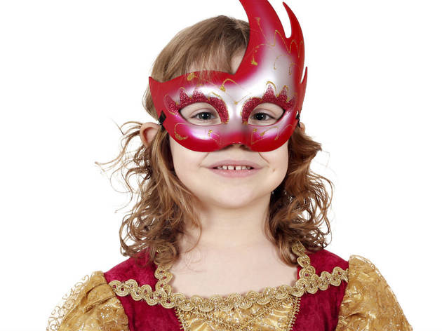 Niña con máscara Niña con máscara