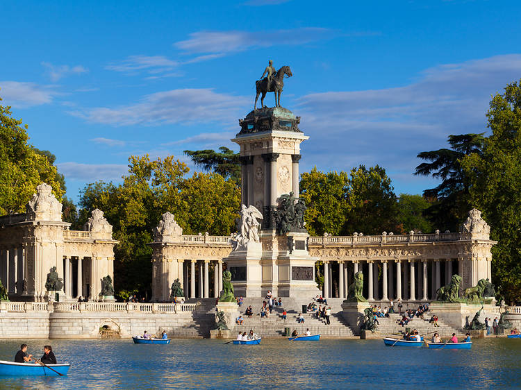 The lookout tower in El Retiro park