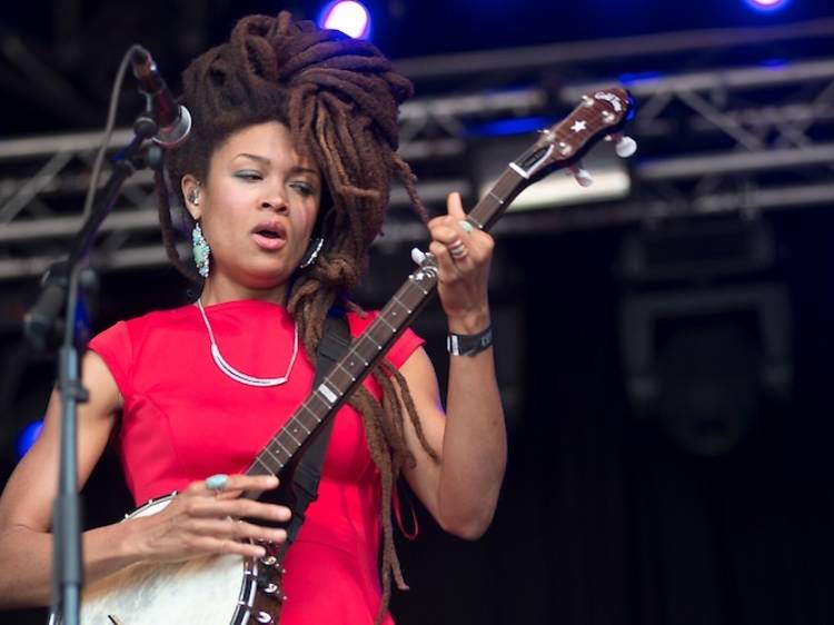 Valerie June domant el dinosaure