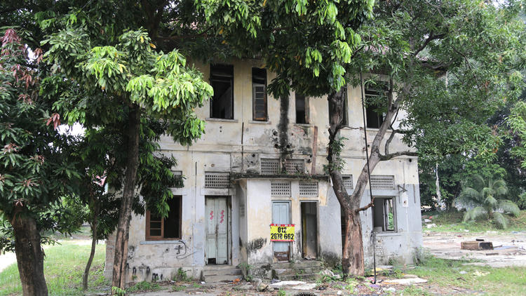 Find a spooky old abandoned building on Jalan Sarawak