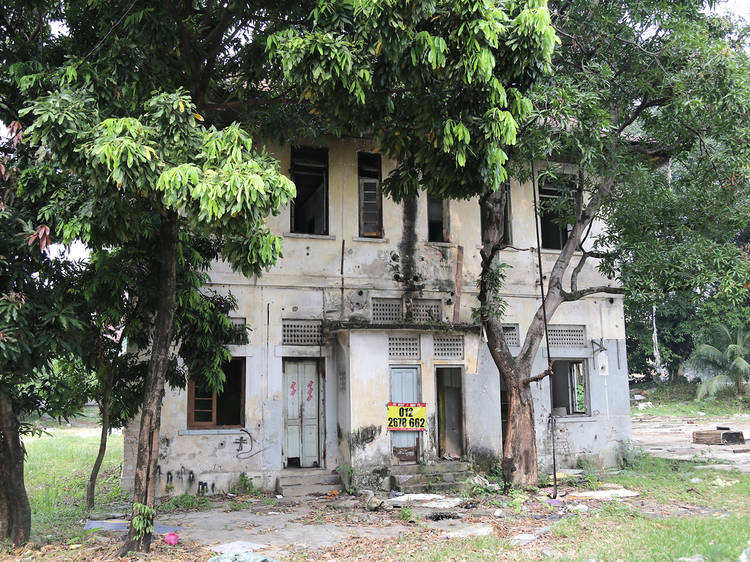 Find a spooky old abandoned building on Jalan Sarawak