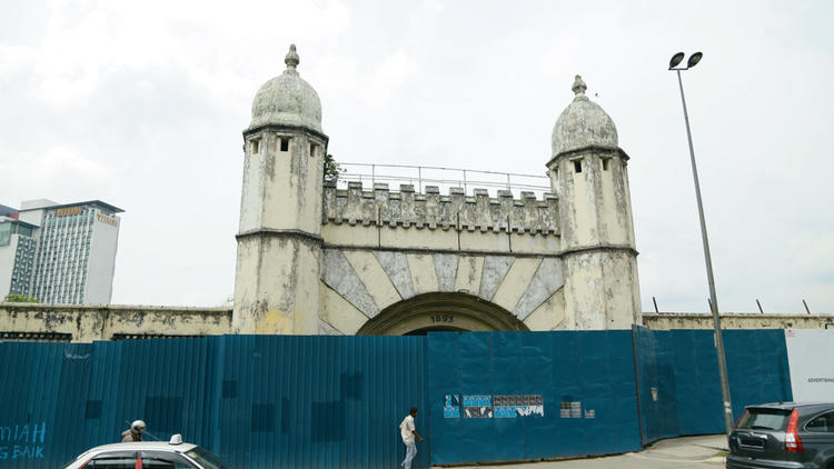 Take a photo of the iconic Pudu Jail façade