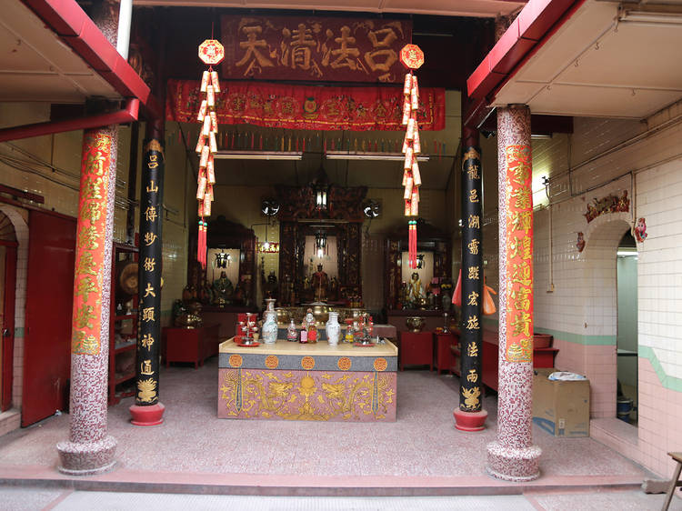 Assert your faith at Zhong Wan Xian Shi temple