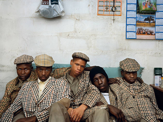 Loyiso Mayga, Wandise Ngcama, Lunga White, Luyanda Mzantsi y Khungsile Mdolo después de su ceremonia de iniciación, Mthatha Loyiso Mayga, Wandise Ngcama, Lunga White, Luyanda Mzantsi y Khungsile Mdolo después de su ceremonia de iniciación, Mthatha