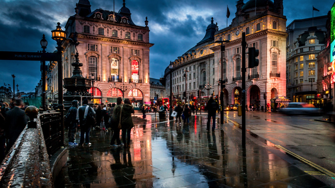 42 glittering photos of London in the rain