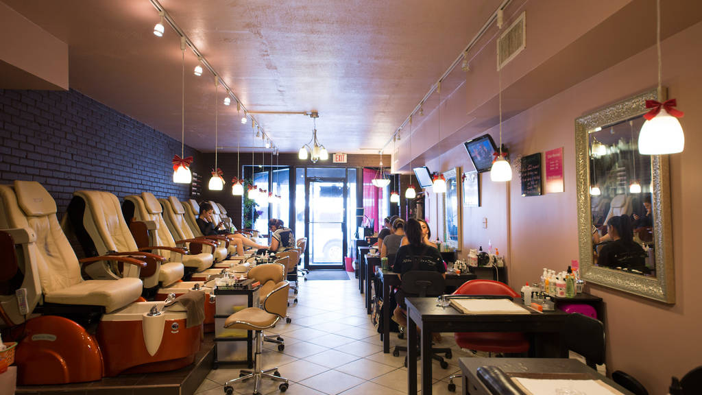 Pearl's Nails Shopping in Sheffield & DePaul, Chicago